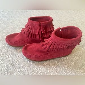 New in Box Minnetonka double fringe side zip booties, child’s size 11, hot pink